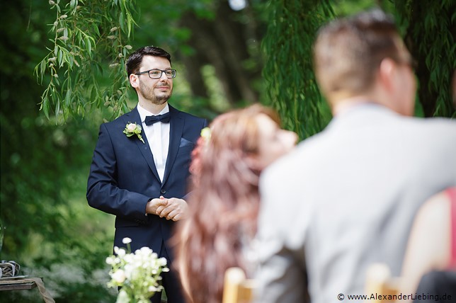 Hochzeitsfotograf Eventschloss Schönfeld - Bräutigam blickt Braut entgegen