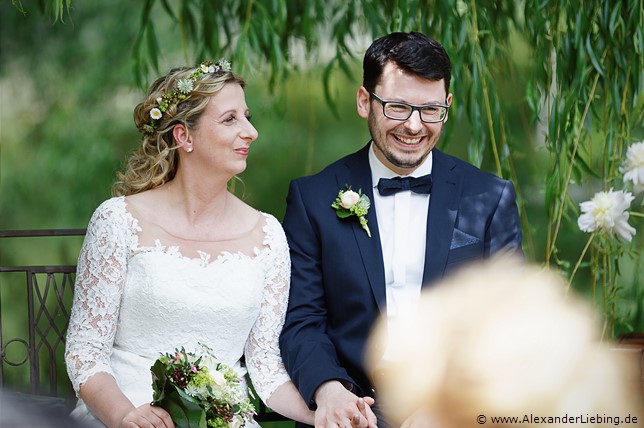 Hochzeitsfotograf Eventschloss Schönfeld - Brautpaar lacht vor Glück