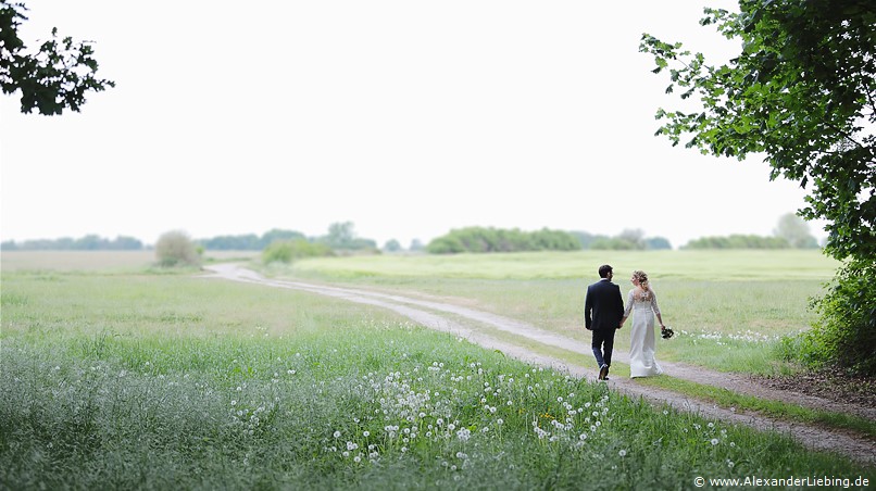 Hochzeitsfotograf Eventschloss Schönfeld - Ein romantischer Spaziergang kurz nach der Trauung