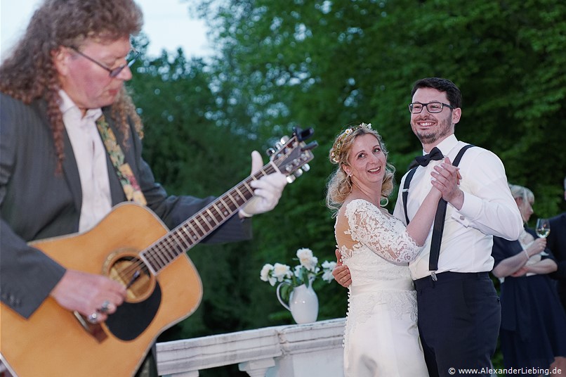 Hochzeitsfotograf Eventschloss Schönfeld - Hochzeitstanz zu Livemusik