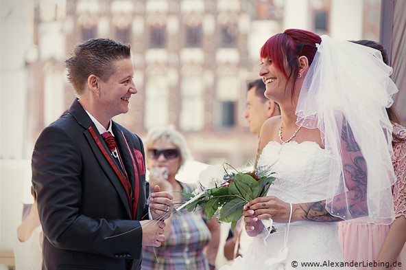 Hochzeitsfotograf Standesamt Greifswald - zwei lachende Bräute