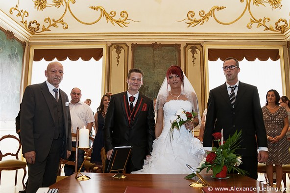 Hochzeitsfotograf Standesamt Greifswald - beide schauen in die Kamera