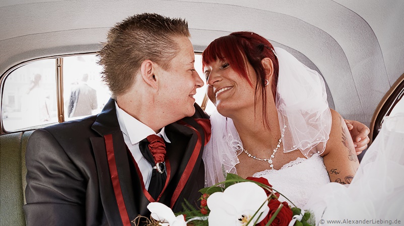 Hochzeitsfotograf Standesamt Greifswald - ein Kuss im Hochzeitsauto