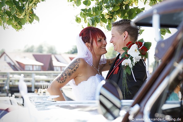 Hochzeitsfotograf Standesamt Greifswald - Bräute schauen sich verliebt an