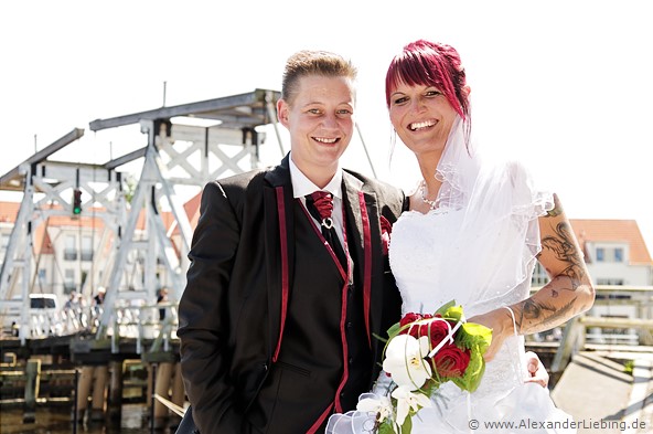 Hochzeitsfotograf Standesamt Greifswald - beide Bräute lächeln in Kamera