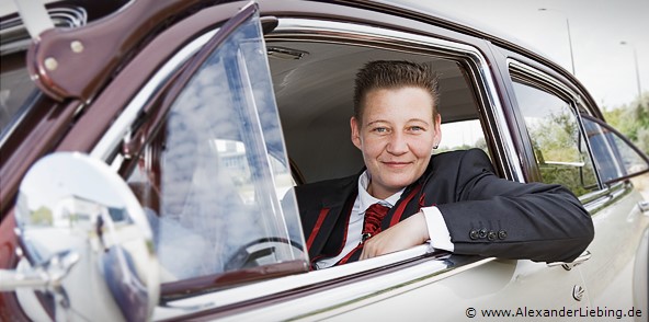 Hochzeitsfotograf Standesamt Greifswald - Braut lehnt sich aus Hochzeitswagen