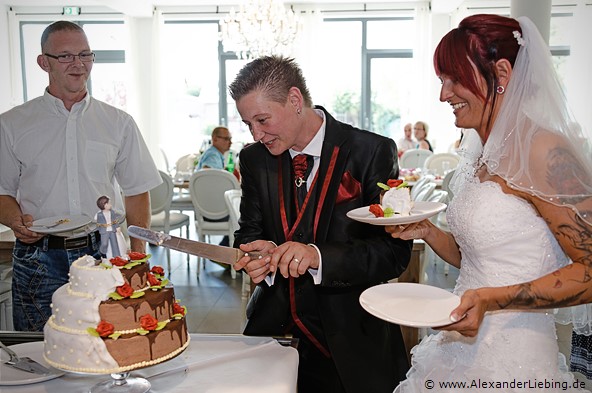 Hochzeitsfotograf Standesamt Greifswald - jeder will ein Stück Torte
