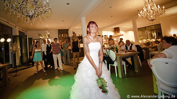 Hochzeitsfotograf Standesamt Greifswald - der Brautstraußwurf
