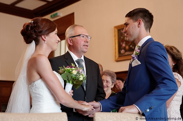 Hochzeitsfotograf Standesamt Barleben / Robinien-Hof Gommern - immer ein wunderschöner emotionaler Moment: die Brautübergabe