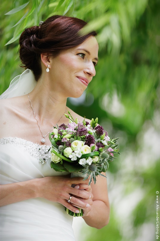 Hochzeitsfotograf Standesamt Barleben / Robinien-Hof Gommern - eine wunderschöne Braut blickt verliebt auf ihrem Bräutigam