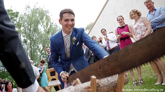 Hochzeitsfotograf Standesamt Barleben / Robinien-Hof Gommern - ein alöter Brauch ist das Baumstammsägen