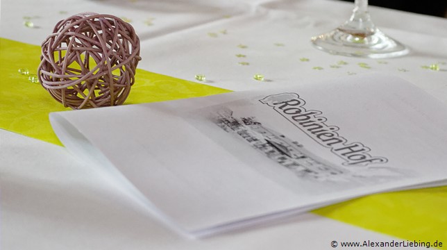 Hochzeitsfotograf Standesamt Barleben / Robinien-Hof Gommern - Details und Deko: die Speisekarte für den Hochzeitstagvom Robinien Hof