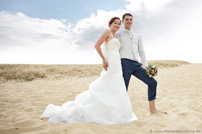 Hochzeitsfotograf Standesamt Barleben / Robinien-Hof Gommern - Ehepaar posiert im Sand