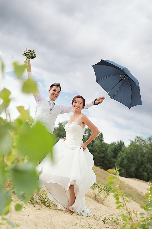 Hochzeitsfotograf Standesamt Barleben / Robinien-Hof Gommern - auch das muss sein: Spaß beim kurzen Brautpaarshooting mit Schirm, Charme und Brautstrauß