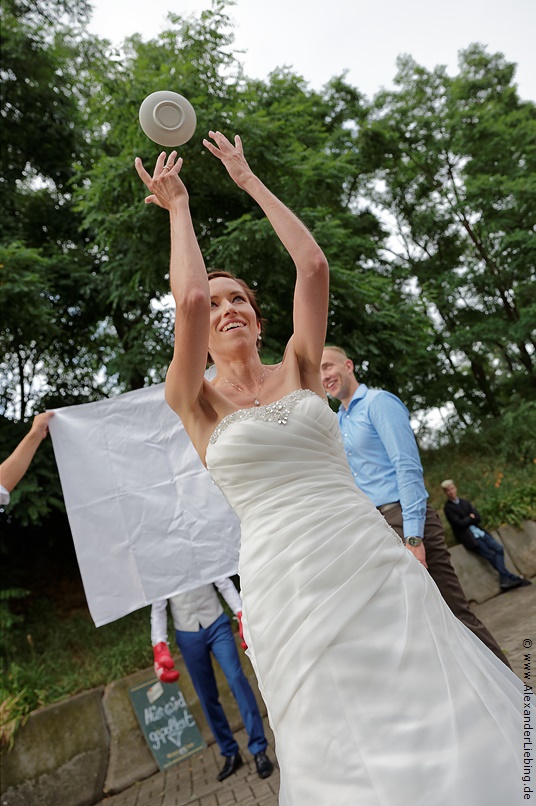 Hochzeitsfotograf Standesamt Barleben / Robinien-Hof Gommern - ein ungewöhnliches Poltern: die Braut wirft Teller rückwärts über ein gespanntes Tuch