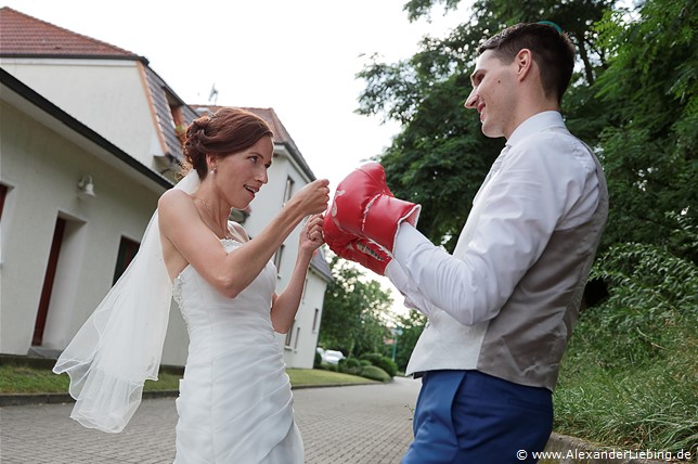 Hochzeitsfotograf Standesamt Barleben / Robinien-Hof Gommern - Erleichterung beim Brautpaar: die Teller-Wurf-Aktion haben beide wunderbar gemeistert
