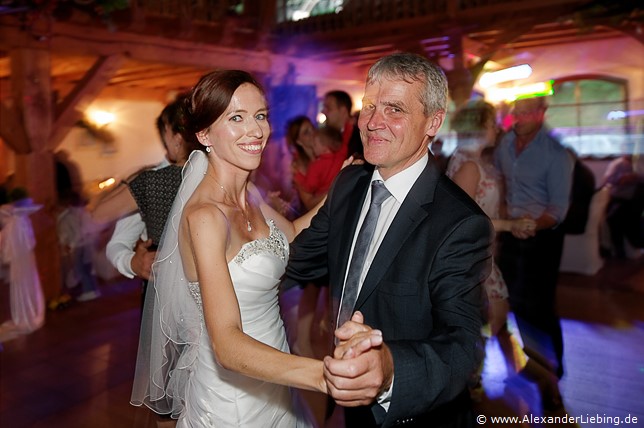 Hochzeitsfotograf Standesamt Barleben / Robinien-Hof Gommern - das lässt sich keiner nehmen: der Tanz mit seiner Schwigertochter