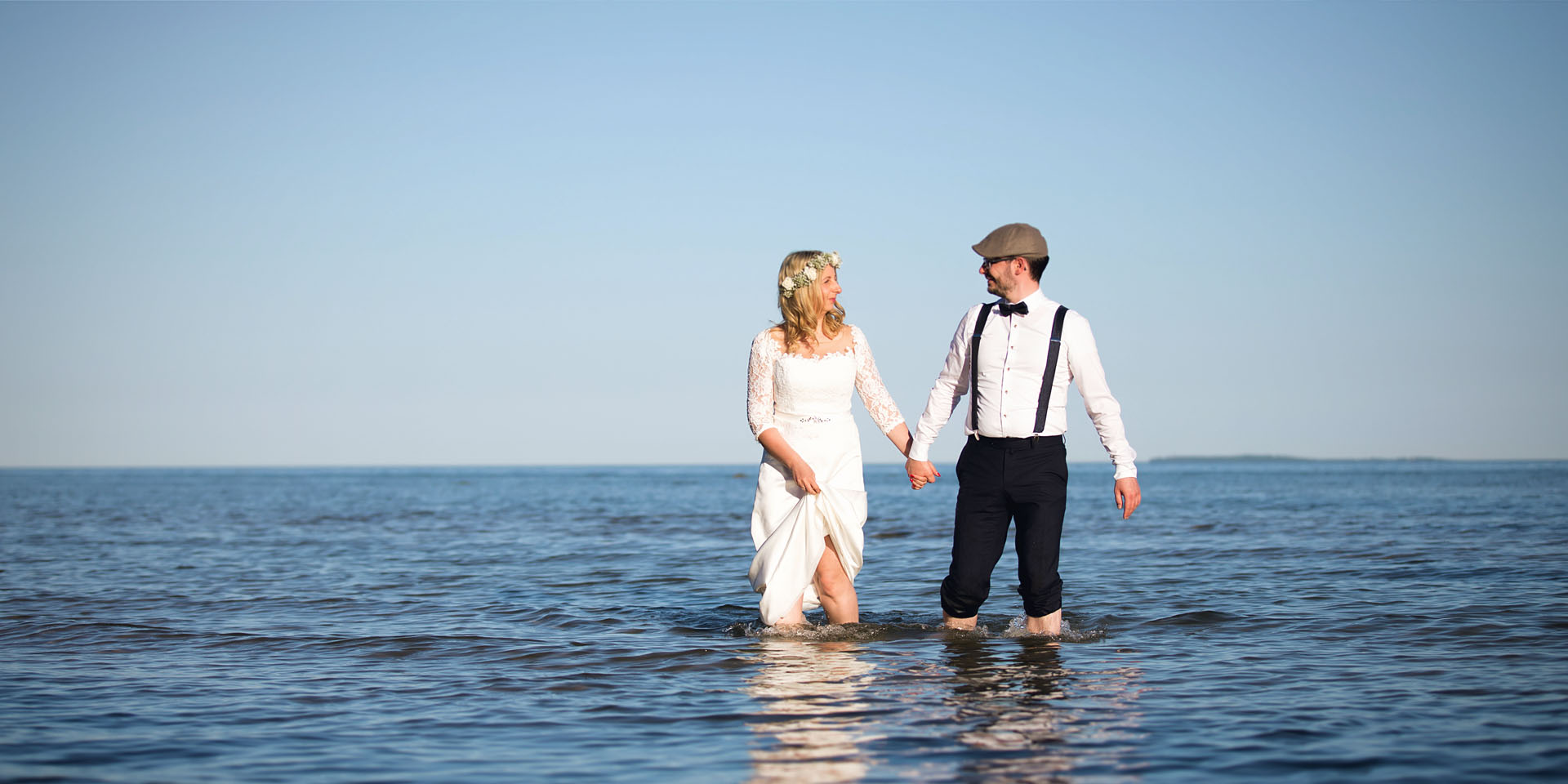 Brautpaar steht im Wasser