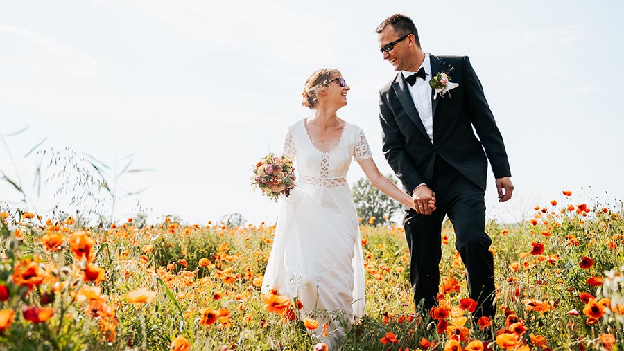 Hochzeitsfoto Brautpaar im Mohnblumenfeld