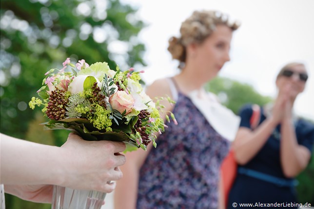 Hochzeit - letzte Vorbereitungen und getting ready Hochzeitsfotograf Eventschloss Schönfeld - Ein Strauß für die Braut