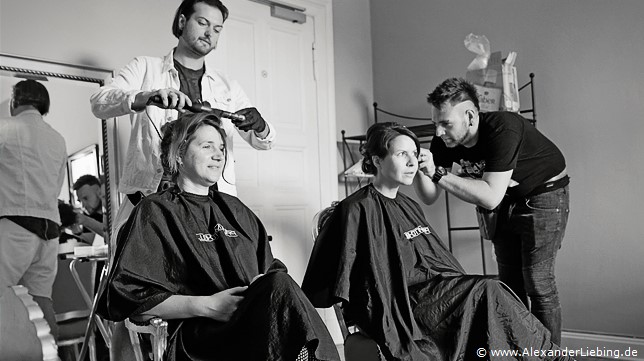 Hochzeit - letzte Vorbereitungen und getting ready Hochzeitsfotograf Eventschloss Schönfeld - Trauzeuginnen beim Styling