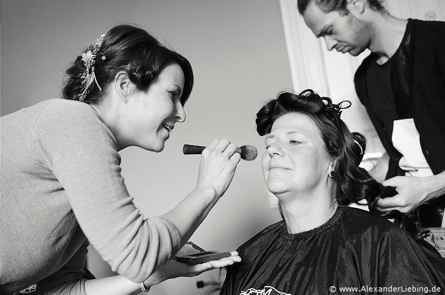 Hochzeit - letzte Vorbereitungen und getting ready Hochzeitsfotograf Eventschloss Schönfeld - Freundin vom Paar lässt sich schminken