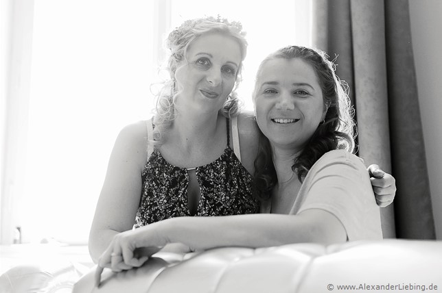 Hochzeit - letzte Vorbereitungen und getting ready Hochzeitsfotograf Eventschloss Schönfeld - Braut mit Freundin