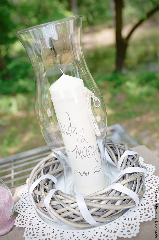 Hochzeit - kurz vor der Trauung Hochzeitsfotograf Eventschloss Schönfeld - Eine wunderschön beschriftete Kerze