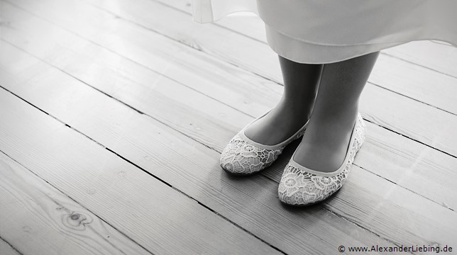 Hochzeit - letzte Vorbereitungen und getting ready Hochzeitsfotograf Eventschloss Schönfeld - Ballerinas der angehenden Braut