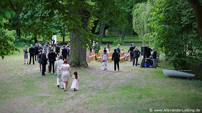 Hochzeit - kurz vor der Trauung Hochzeitsfotograf Eventschloss Schönfeld - Gäste gehem zum Platz für die freie Trauung