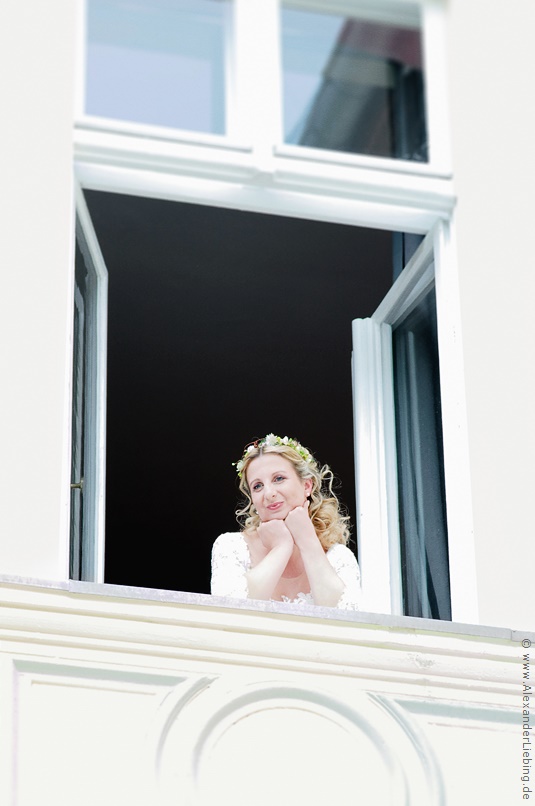 Hochzeitsfotograf Eventschloss Schönfeld - Braut schaut aus Schlossfenster