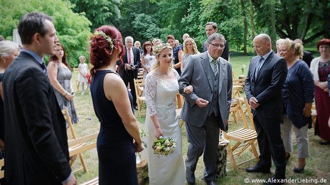 Hochzeit - Hochzeit, freie Trauung Hochzeitsfotograf Eventschloss Schönfeld - Brautvater bringt Braut zu Bräutigam