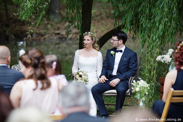 Hochzeit - Hochzeit, freie Trauung Hochzeitsfotograf Eventschloss Schönfeld - Brautpaar wartet gespannt