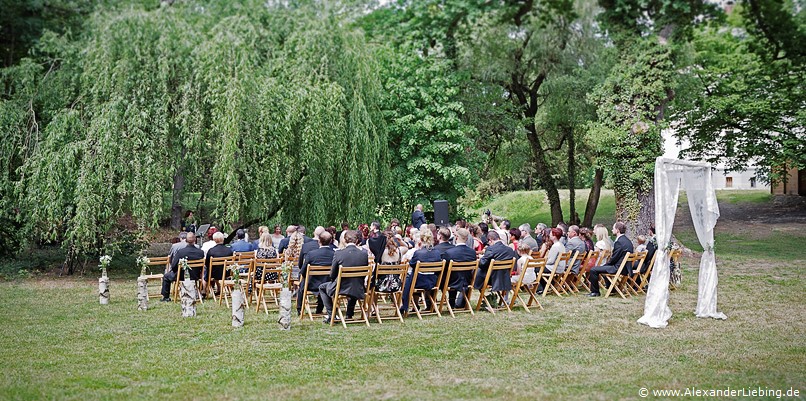 Hochzeitsfotograf Eventschloss Schönfeld - Gäste sitzen gespannt auf ihren Plätzen
