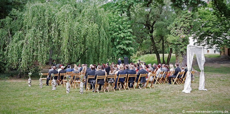 Hochzeit - Hochzeit, freie Trauung Hochzeitsfotograf Eventschloss Schönfeld - Gäste sitzen gespannt auf ihren Plätzen