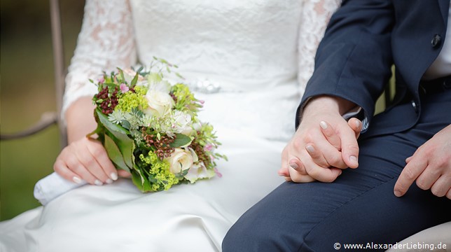 Hochzeitsfotograf Eventschloss Schönfeld - Brautpaar beim Händchenhalten