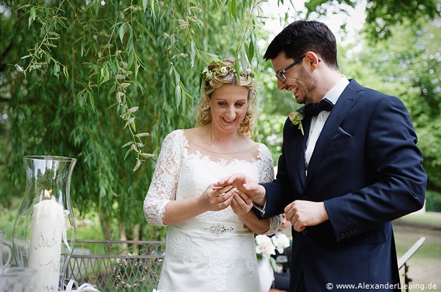 Hochzeit - Hochzeit, freie Trauung Hochzeitsfotograf Eventschloss Schönfeld - Braut steckt Bräutigam Ring an
