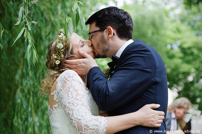 Hochzeit - Hochzeit, freie Trauung Hochzeitsfotograf Eventschloss Schönfeld - Hochzeitskuss des frisch getrautem Ehepaares