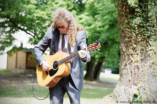 Hochzeit - Hochzeit, freie Trauung Hochzeitsfotograf Eventschloss Schönfeld - Musiker spielt Gitarre