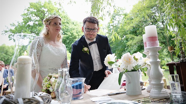 Hochzeit - Hochzeit, freie Trauung Hochzeitsfotograf Eventschloss Schönfeld - Bräutigam unterschreibt Hochzeitspapiere