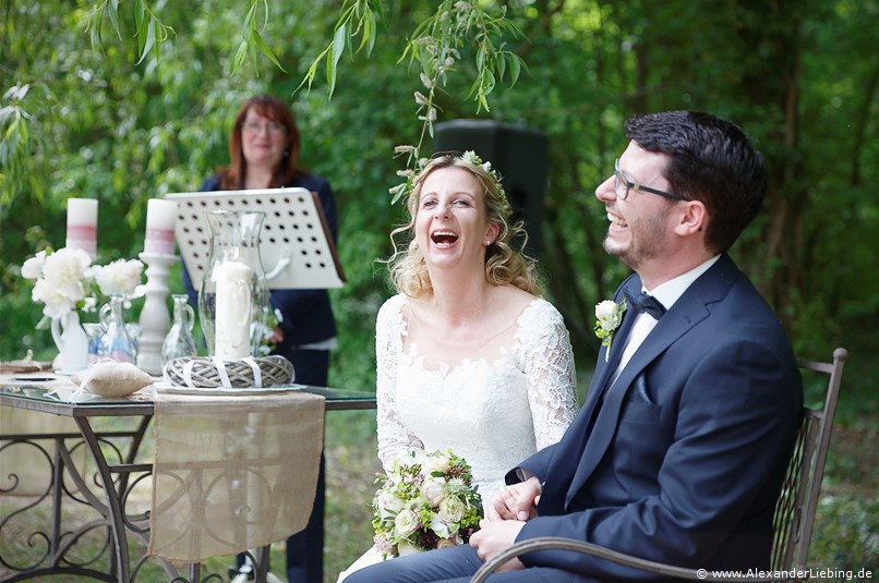 Hochzeitsfotograf Eventschloss Schönfeld - Ein sehr amüsiertes Ehepaar