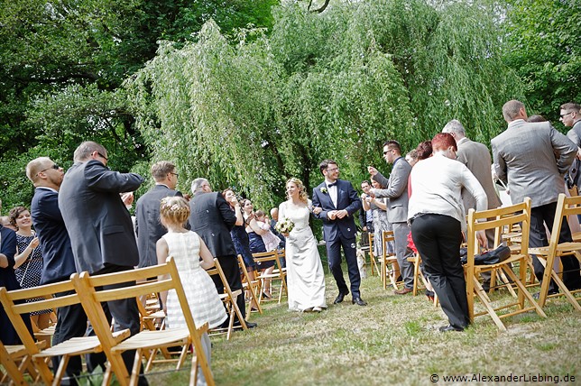 Hochzeit - Hochzeit, freie Trauung Hochzeitsfotograf Eventschloss Schönfeld - Alle Gäste stehen auf