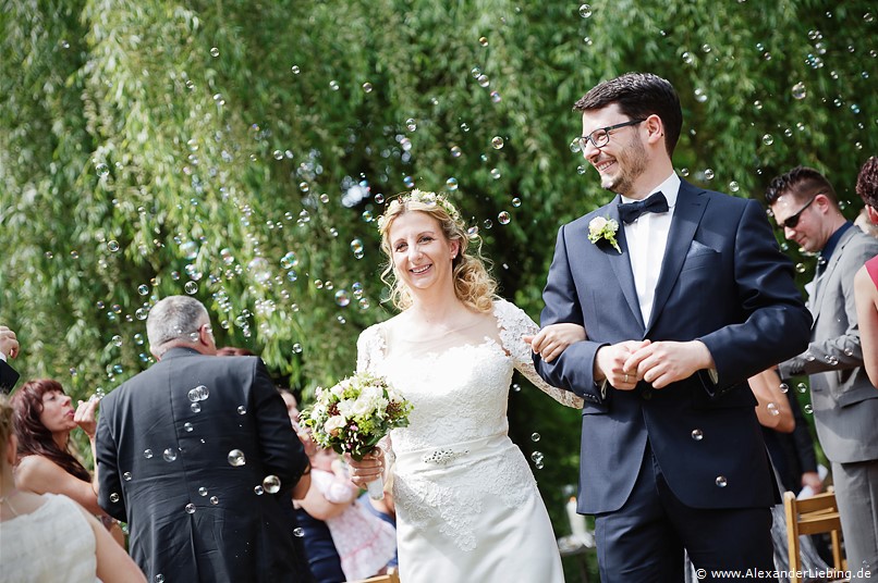 Hochzeitsfotograf Eventschloss Schönfeld - Ein Meer aus Seifenblasen für das Brautpaar