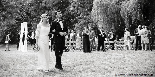 Hochzeit - Begrüßung, Sektempfang und Spielereien Hochzeitsfotograf Eventschloss Schönfeld - So ein stolzes Ehepaar