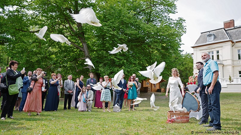 Hochzeit - Begrüßung, Sektempfang und Spielereien Hochzeitsfotograf Eventschloss Schönfeld - Nun geht es hoch in die Luft