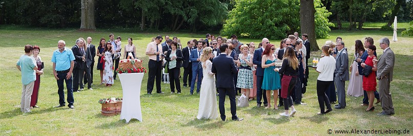 Hochzeitsfotograf Eventschloss Schönfeld - Begrüßung, Sektempfang und Spielereien