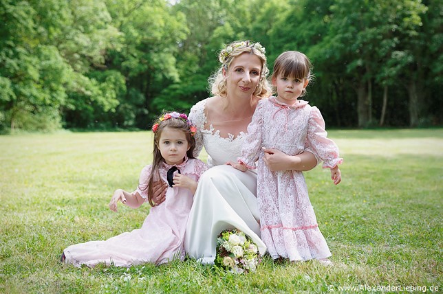 Hochzeit - Begrüßung, Sektempfang und Spielereien Hochzeitsfotograf Eventschloss Schönfeld - Die Braut mit den Blumenmädchen