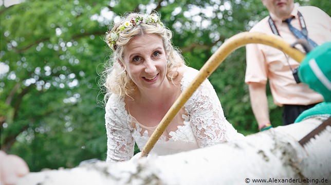Hochzeit - Begrüßung, Sektempfang und Spielereien Hochzeitsfotograf Eventschloss Schönfeld - Was für eine starke Braut