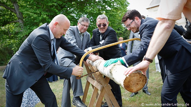 Hochzeit - Begrüßung, Sektempfang und Spielereien Hochzeitsfotograf Eventschloss Schönfeld - Ein wahrer Kraftakt