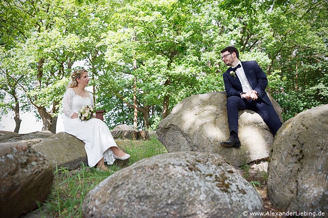 Hochzeit - Brautpaar Hochzeitsfotograf Eventschloss Schönfeld - Eine kleine Pause auf den Felsen